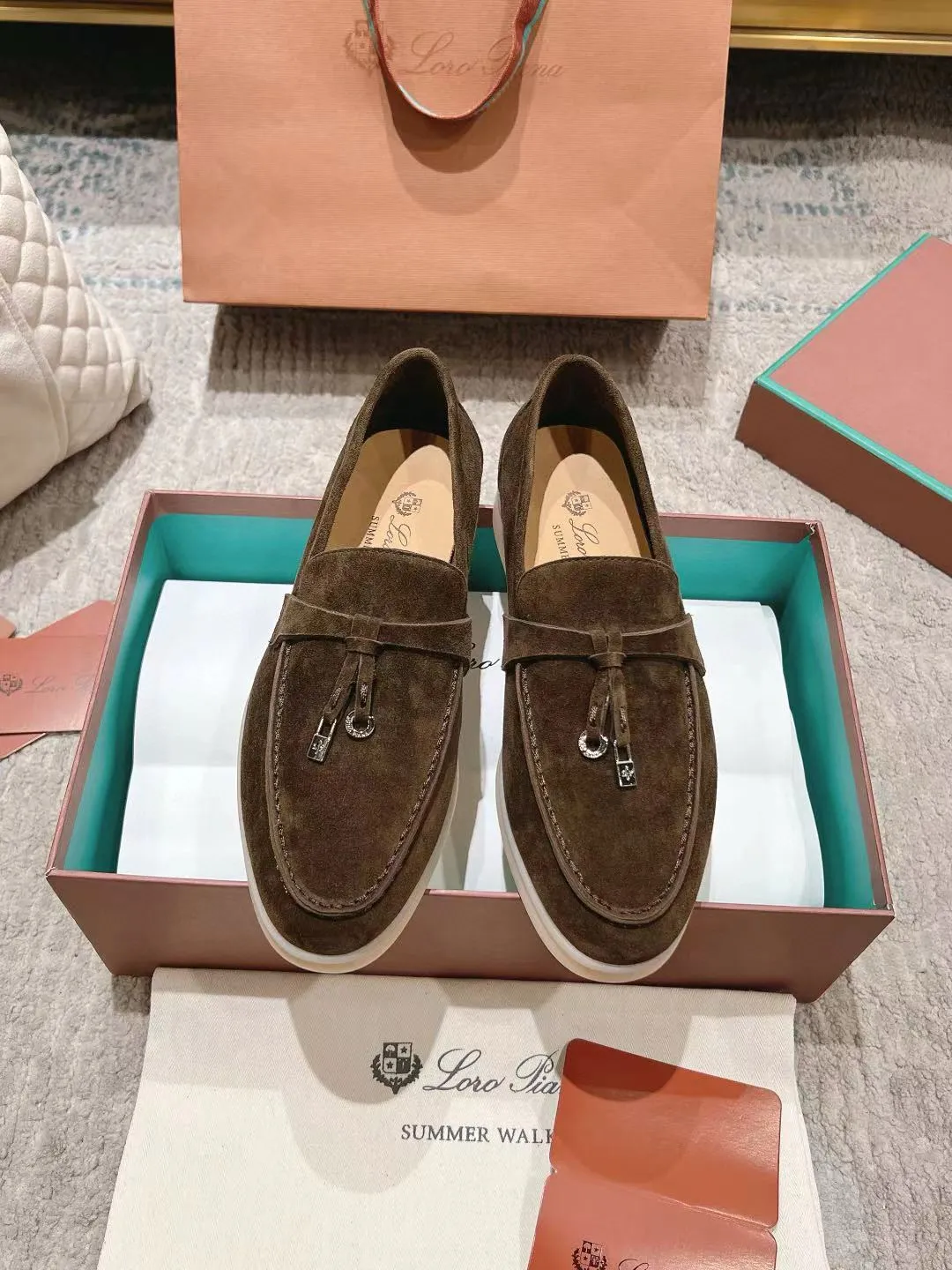 Factory price: 520💰4050 new color. Original purchase, 1⃣️: 1⃣️ folded and developed, Loro Piana professional model to try on feet, quality purchase level, flash sale of common products on the market, welcome to compare, original packaging. Fabric: Imported from Italy🐑High mercerized shearling, Lining: Hand-sewn mark thread in water-dyed cowhide imported from Italy🧵, high-end and elegant. Comfortable on the feet. Size: Women's 35-42 (41, 42) customized, non-returnable, men's 38-45 (46, 47, 48) customized, non-refundable. Fashionable boutiques that you can’t miss, a must-have item